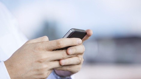 Mislil je, da so sporočila izbrisana, videla jih je žena: zdaj toži Apple
