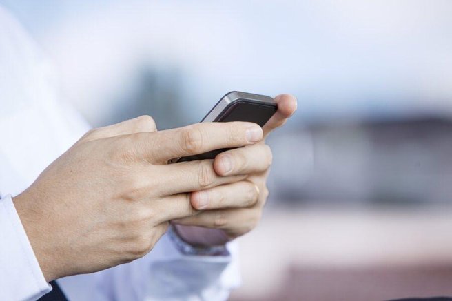 Mislil je, da so sporočila izbrisana, videla jih je žena: zdaj toži Apple