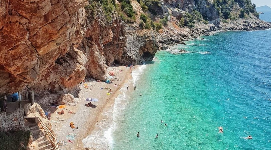 Skriti biser pri južnih sosedih: odročna plaža, ki se je uvrstila na seznam najlepših v Evropi (foto: Twitter/ViktorPrvi)