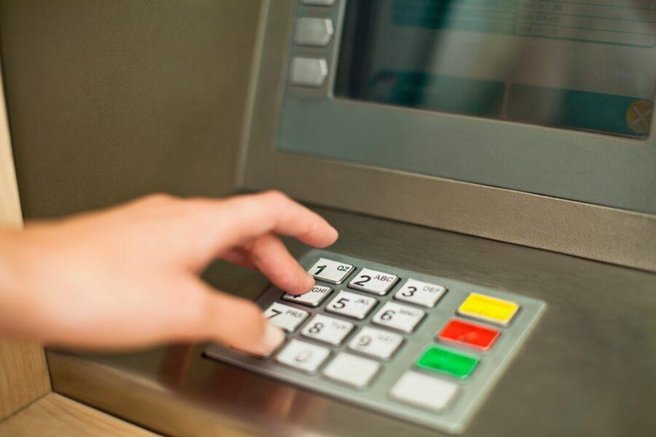 Na bankomatu dvignila 500 evrov, a jih pozabila vzeti: sledilo je presenečenje