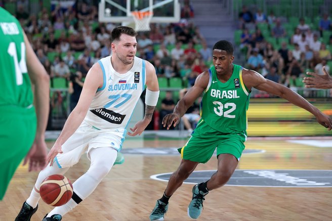 Slovenija na krilih izjemnega Luke Dončića premagala Brazilijo
