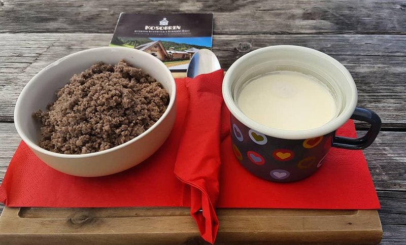 Ajda ima nizek glikemični indeks, kar pomeni, da počasneje dviguje raven sladkorja v krvi. To lahko pomaga pri uravnavanju apetita in zmanjševanju želje po nezdravih prigrizkih.