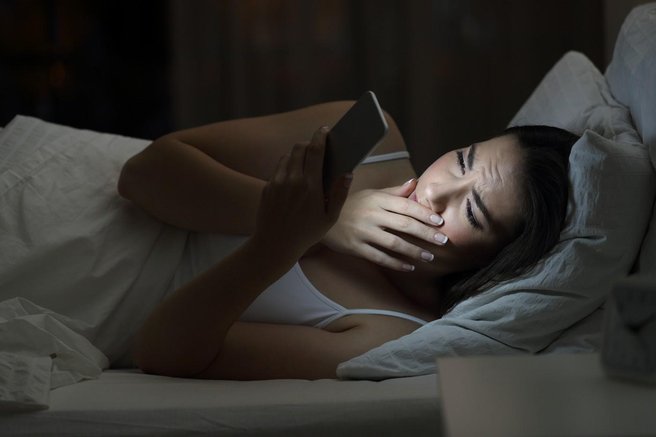 Presenetljivo odkritje! Uporaba mobilnega telefona ponoči lahko poveča nastanek te nevarne bolezni