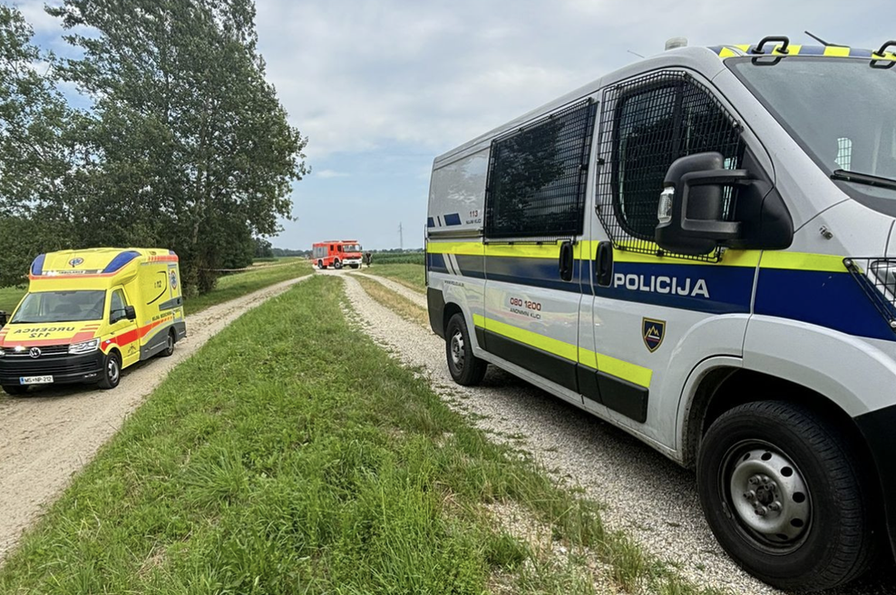 Nesreča s smrtnim izidom: voznik štirikolesnika zapeljal s poti in se prevrnil v vodo (foto: PGD Ljutomer)