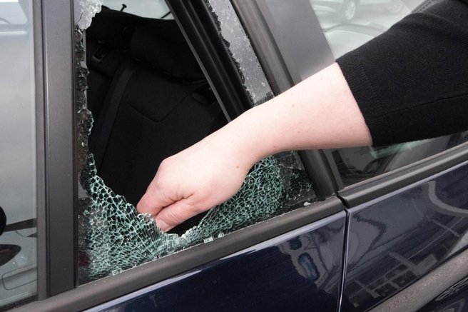 Serijski vlomi v avtomobile na Dolenjskem: tatovi izbirali predvsem tista vozila, ki so ...