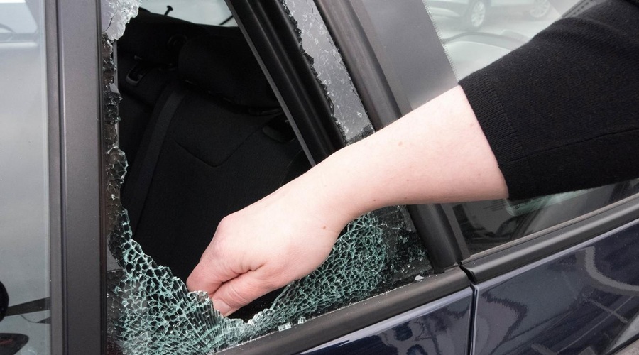 Policija opozarja pred vse pogostejšimi vlomi v vozila (foto: Profimedia)