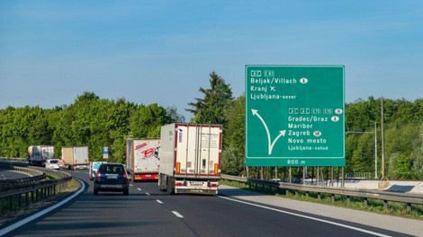 Zakaj so prometni znaki na avtocesti zeleni?