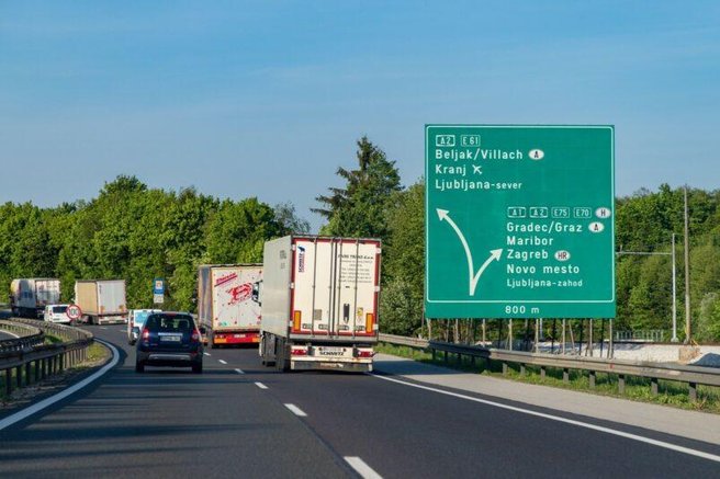Zakaj so prometni znaki na avtocesti zeleni?