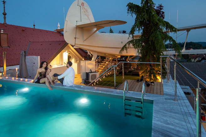 Bi spali v razkošni letalski kabini, a vas je strah letenja? V tem slovenskem hotelu lahko ...