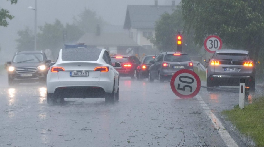 Huda ura se bo začela okoli poldneva, ponekod možna tudi toča (foto: Profimedia)