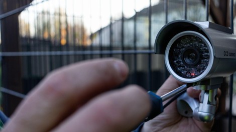 Se bojite, da so v stanovanju, najetem prek Airbnb, skrite kamere? Tako jih lahko zaznate kar s svojim pametnim telefonom