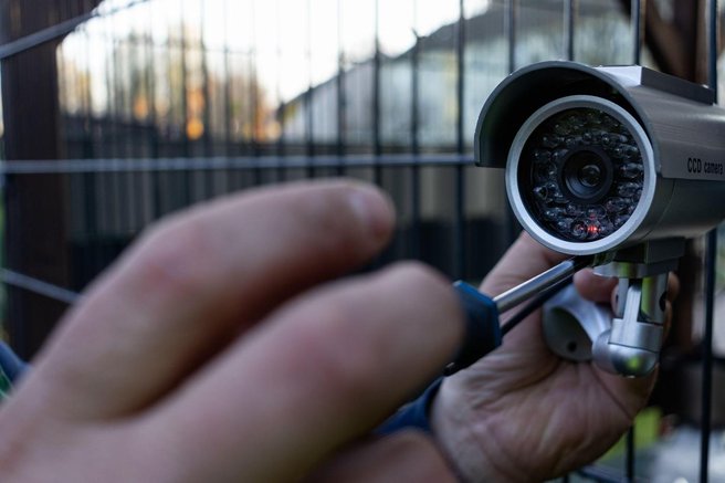 Se bojite, da so v stanovanju, najetem prek Airbnb, skrite kamere? Tako jih lahko zaznate kar s svojim pametnim telefonom