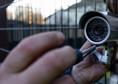 Se bojite, da so v stanovanju, najetem prek Airbnb, skrite kamere? Tako jih lahko zaznate kar s svojim pametnim telefonom