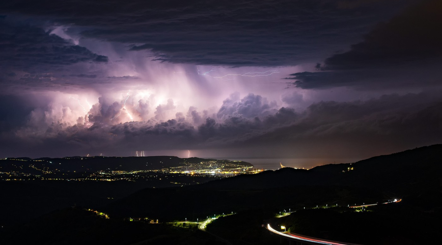 Grozljivo dogajanje na nebu: ste že videli, kaj se je dogajalo med nevihto, ki je prešla Dolenjsko? Kar 887-krat je... (foto: Profimedia)