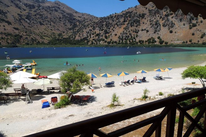 Turista šokirana nad nastanitvijo v priljubljeni počitniški destinaciji: "Lastnik nam zapira vodo, strop bo kmalu padel ..."