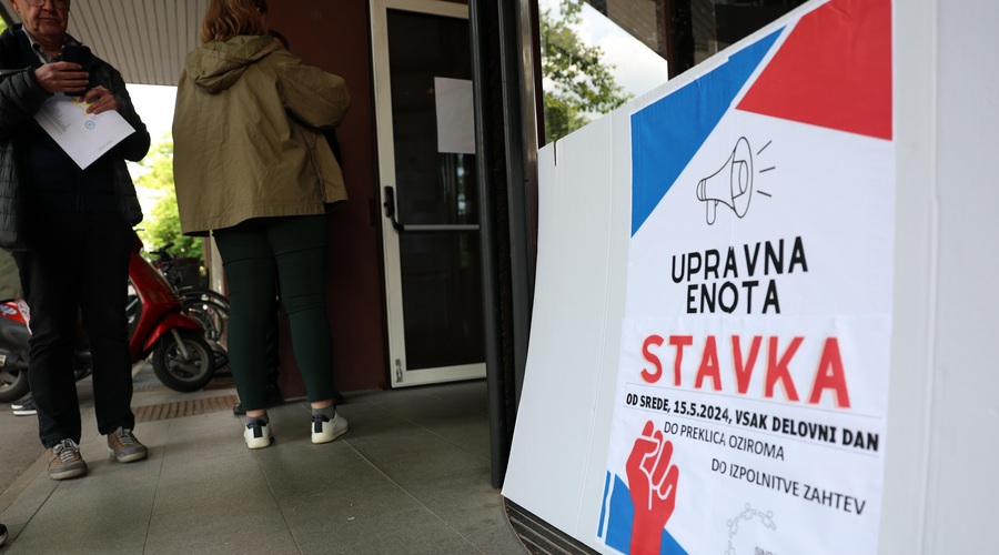 Velik preobrat: vlada popustila uslužbencem upravne enote, kdaj se vračajo na delo? (foto: Borut Živulović/Bobo)