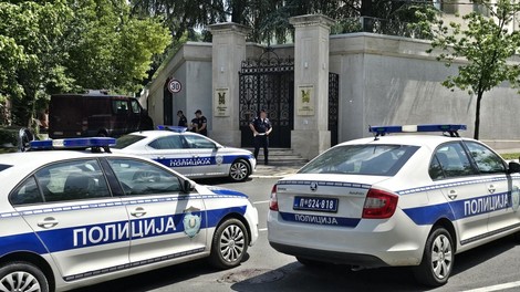 Nov incident v Beogradu: pri moškem našli samostrel, puščice in nože