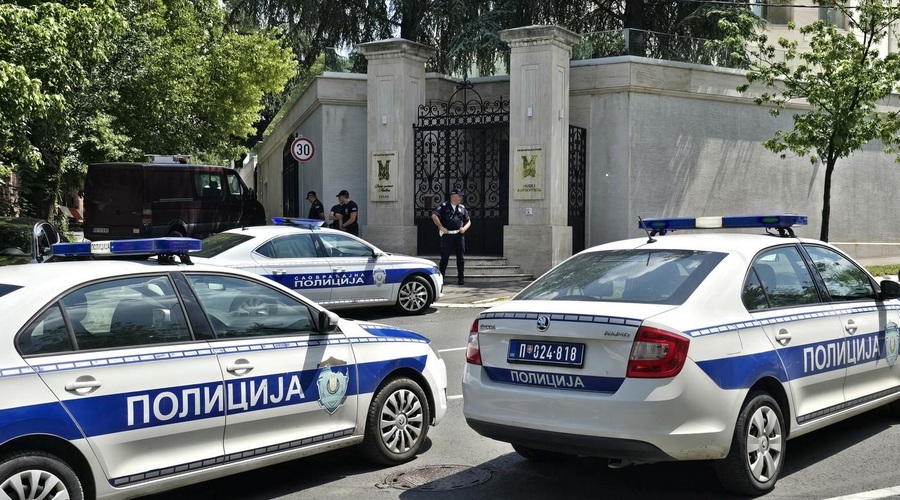 Nov incident v Beogradu: pri moškem našli samostrel, puščice in nože (foto: Profimedia)