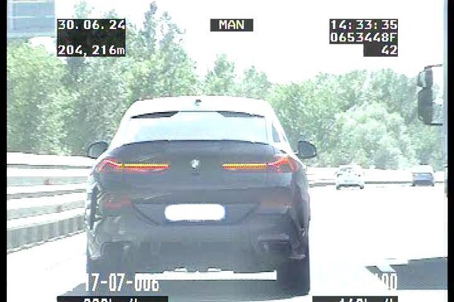 Kje pa sta mislila, da sta? Poglejte, s kakšno hitrostjo sta tujca divjala po naši avtocesti