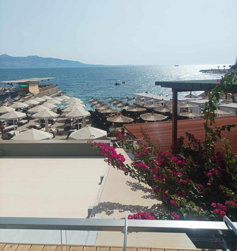 Soba z razgledom na morje, zasebno plažo in zajtrkom (za dve osebi) je bila prek Bookinga 120 evrov.