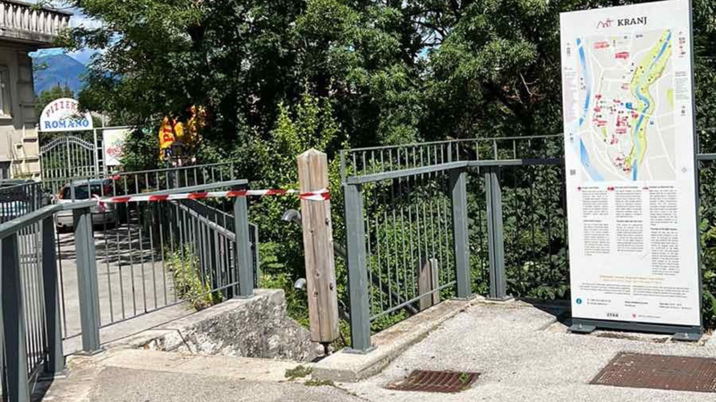 Dostop do nevarnega območja je zaprt s trakovi.