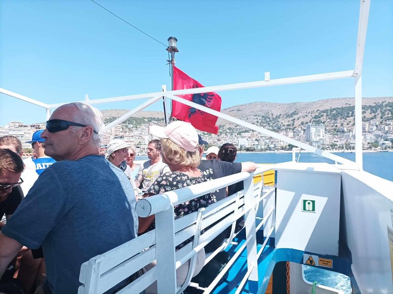 Trajekt je bil do zadnjega kotička poln. Na njem so prevladovali ameriški in nemški turisti.