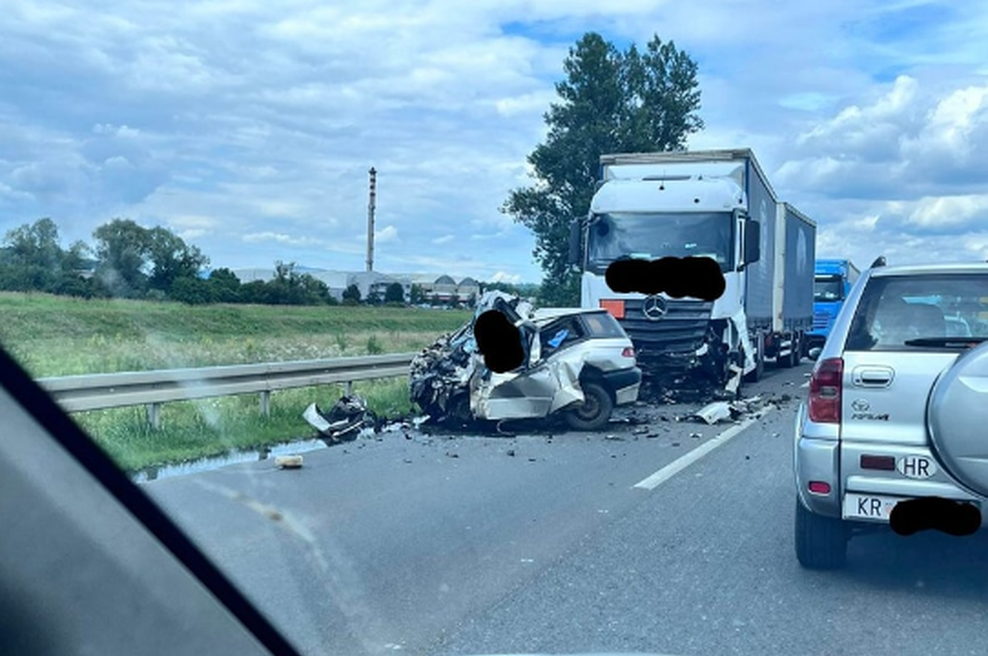 Grozljivka v Zagorju: avto zapeljal na nasprotni pas in trčil v tovornjak (foto: Policija zaustavlja-Krapinsko zagorska županija)