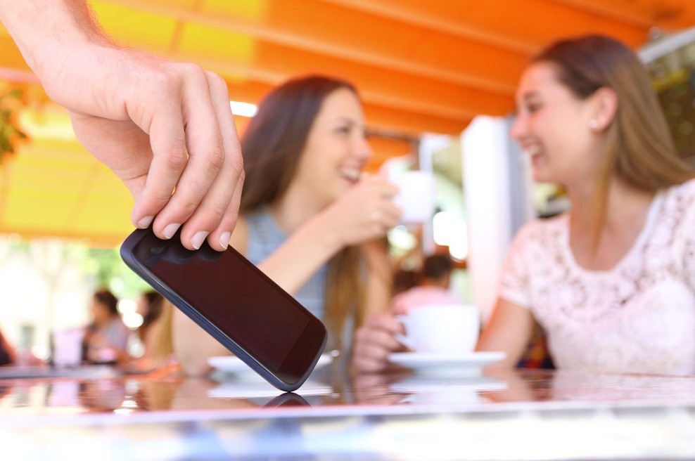 To so 3 najpogostejši načini kraje mobilnih telefonov na potovanjih (in kako se zaščititi) (foto: Profimedia)