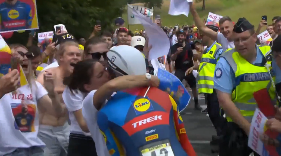 Saj ni res, pa je: ker je med dirko po Franciji poljubil svojo ženo, je francoski kolesar kaznovan z ... (VIDEO) (foto: X/Eurosport Nederlands/posnetek zaslona)
