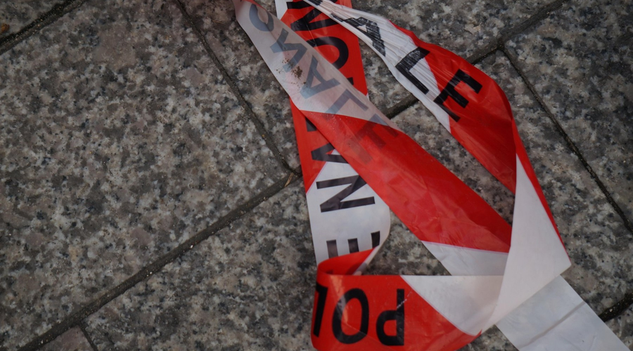Oče po prepiru z ženo vrgel dva otroka skozi okno, nato skočil za njima: otroka čudežno preživela, policija razkrila podrobnosti (foto: Profimedia)