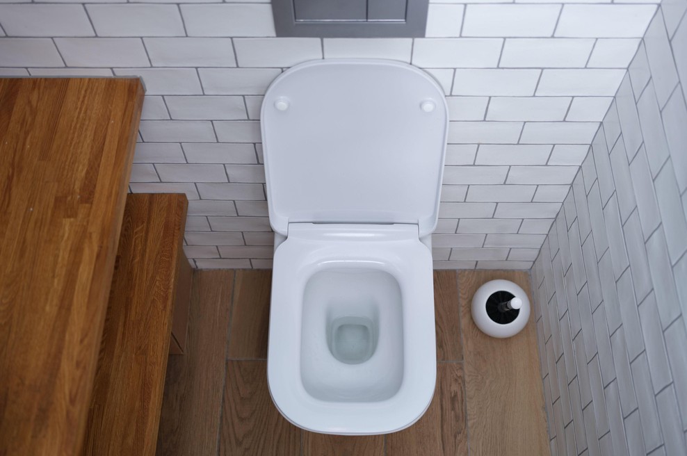 Trik, ki ga uporabljajo profesionalne hotelske čistilke: v toaletno školjko zlijte to in zgodila se bo čarovnija (foto: Profimedia)