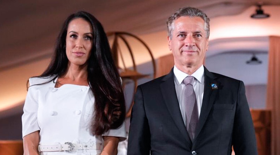 Tina Gaber delila posnetek in pokazala detajl na obleki: nosil je to sporočilo (foto: Twitter/vladaRS)