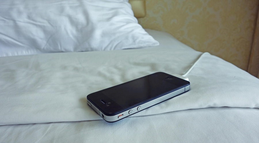 Zaspala je na polnilcu za telefon, kar je sledilo, je presenetilo celo zdravnike (foto: Profimedia)