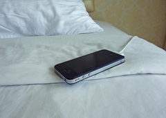 Zaspala je na polnilcu za telefon, kar je sledilo, je presenetilo celo zdravnike