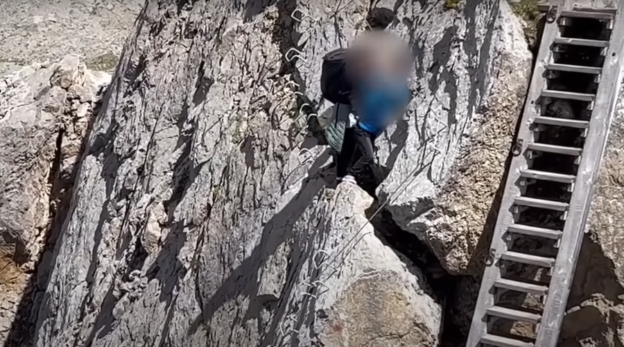 Posneli dejanje neodgovornih staršev: po strmih skalah so se spustili z majhnim otrokom (VIDEO) (foto: Il Dolomiti/posnetek zaslona/Yt)