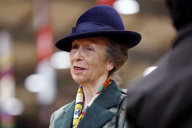 Po brci konja v glavo: britanska princesa se vrača