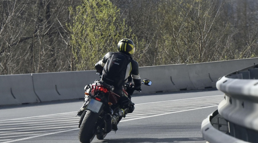 Huda nesreča: motorist izgubil nadzor in obtičal pod osebnim vozilom (foto: Žiga Živulovič jr./Bobo)