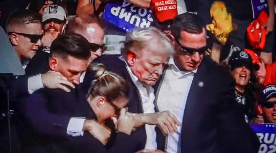 V poskusu atentata na Trumpa ubit gasilec (skušal je zaščititi svojo družino) (foto: Profimedia)