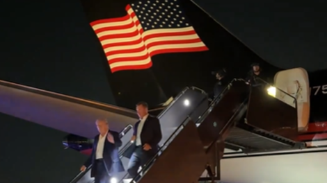 Trump nazaj v javnosti (VIDEO)
