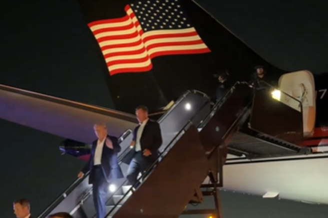 Trump nazaj v javnosti (VIDEO)
