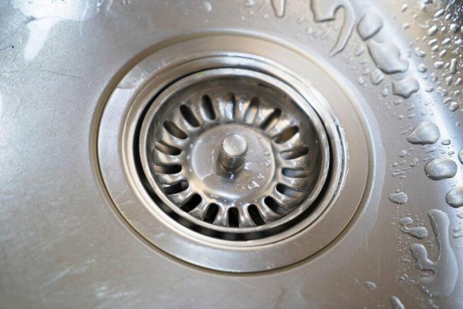 Ni soda in ni kis: v zamašen odtok vlijte izdelek, ki bo deloval takoj
