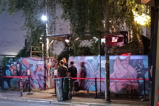 Obiskali smo zloglasni nočni klub: bele superge in telefoni prepovedani!