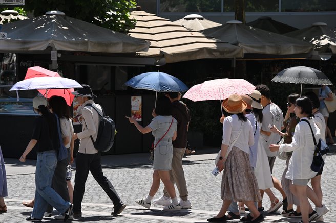 Vročinski val se nadaljuje: bodo vročino prekinile plohe?