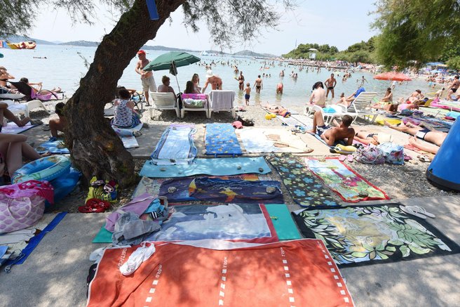 Ob jutranjem sprehodu ob plaži na Jadranu številni besni kot ris: "To nima smisla!"