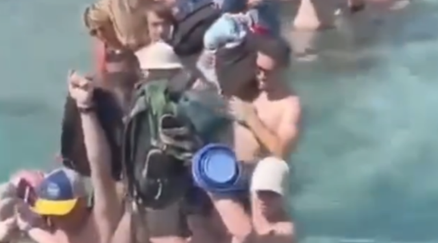Turisti so primorani plavati do trajekta, da se vkrcajo. (foto: Facebook/Posnetek zaslona)