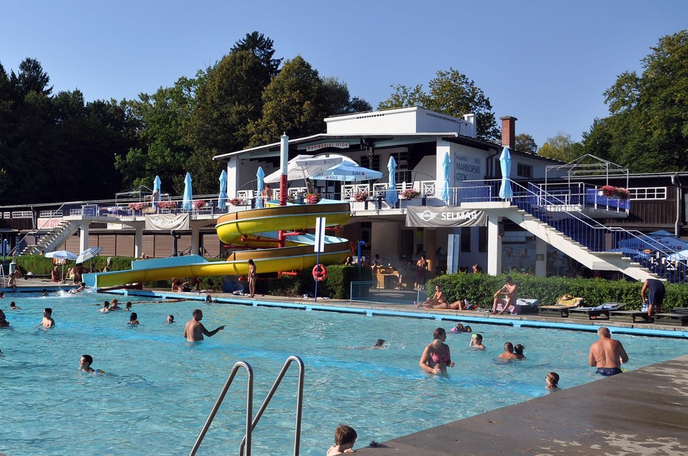 Incident na Mariborskem otoku: okoli 15 kopalcev naj bi napadlo reševalca iz vode (foto: Bobo)