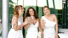 Nepozaben poletni večer: vrhunska zabava v belem ob bazenu prestižnega hotela (FOTO)