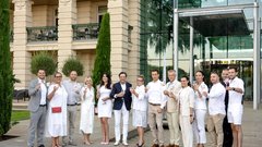 Nepozaben poletni večer: vrhunska zabava v belem ob bazenu prestižnega hotela (FOTO)