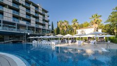 Nepozaben poletni večer: vrhunska zabava v belem ob bazenu prestižnega hotela (FOTO)