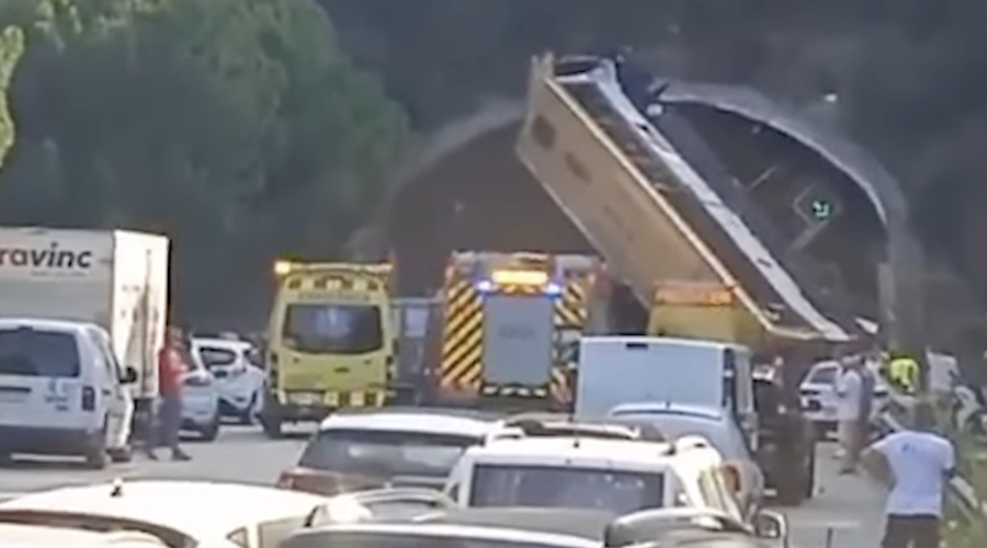 Grozljiva nesreča pred predorom: avtobus vrglo v zrak, nato pa ... (VIDEO) (foto: YouTube/El Mundo/posnetek zaslona)